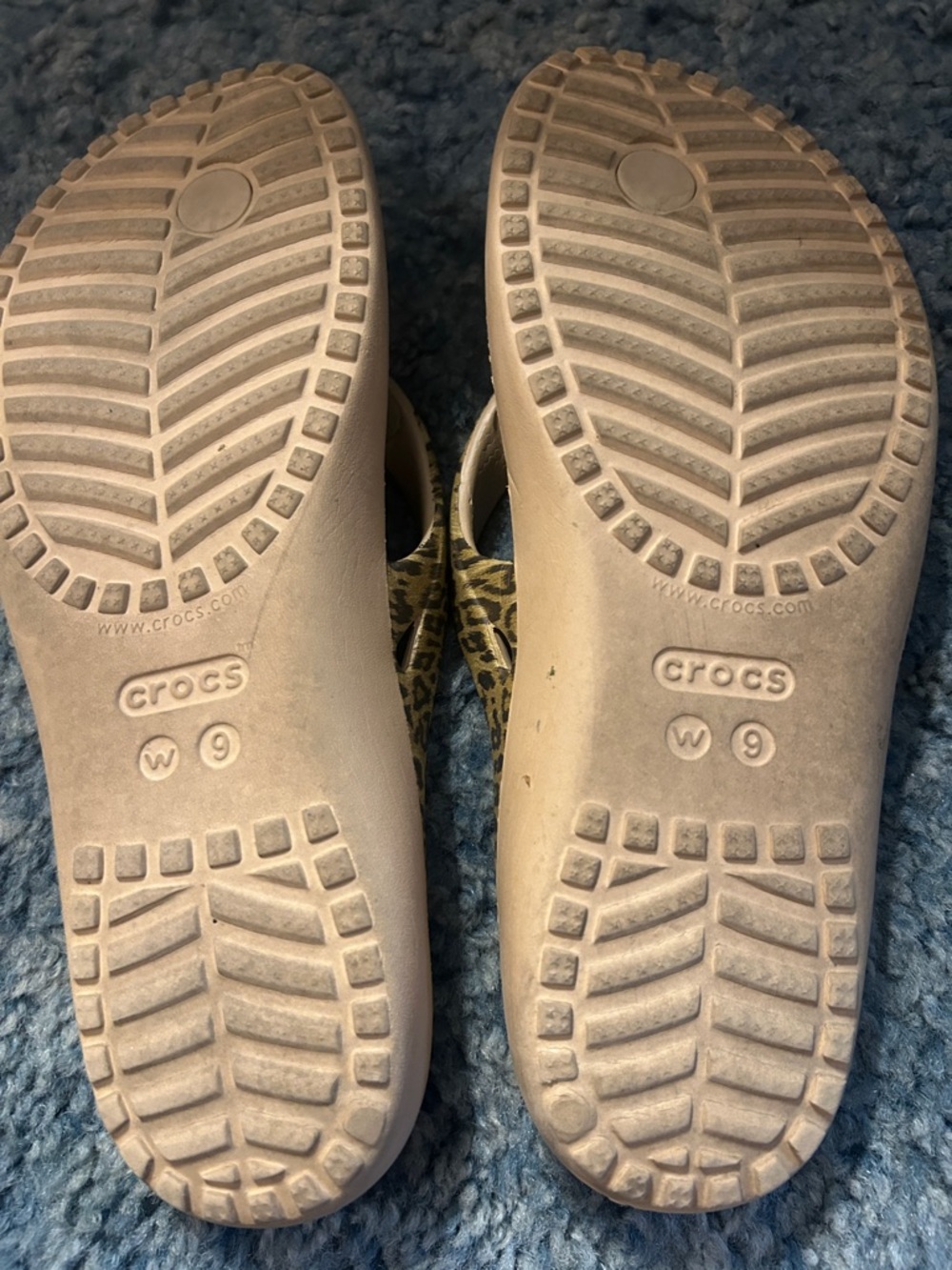 CROCS Women’s Leopard-Print Thong Sandals - Beige Footbed - Picture 2 of 2